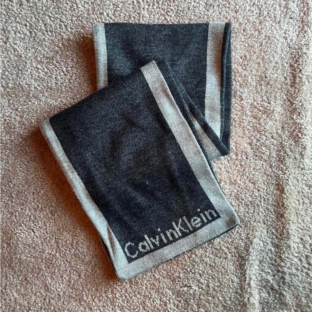 Gray Calvin Klein scarf 🧣 EUC!